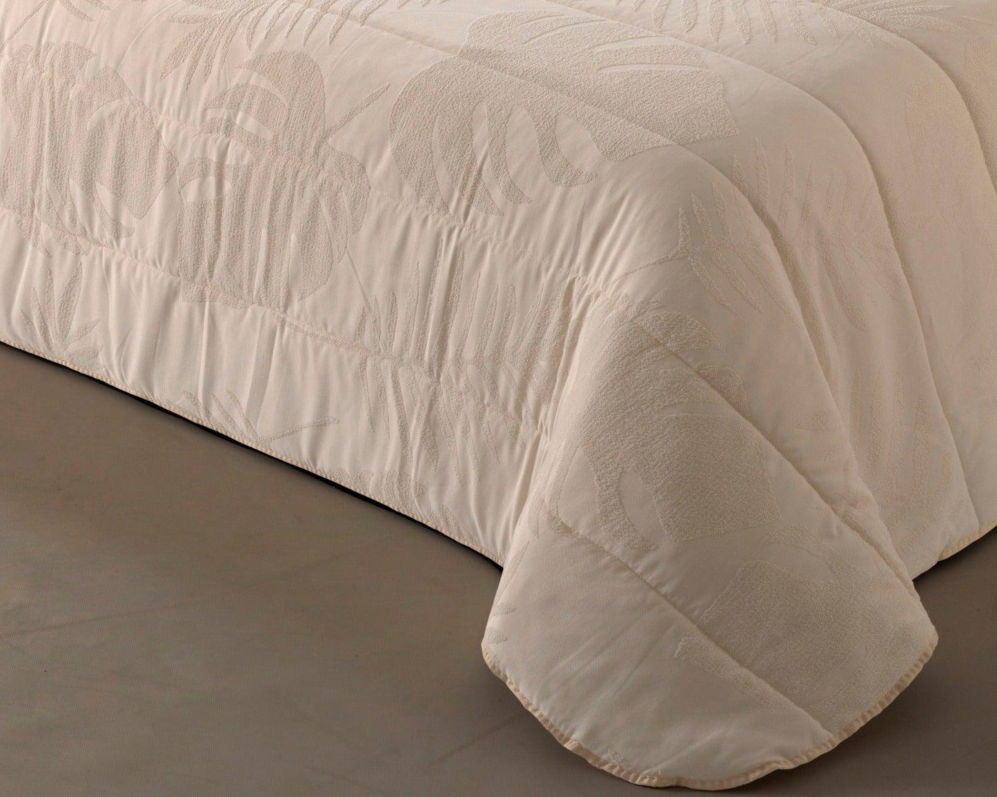 Colcha Noémie  Jacquard de Terciopelo con Relieve  Medida 250x270 cm + 2 Cojines Rellenos