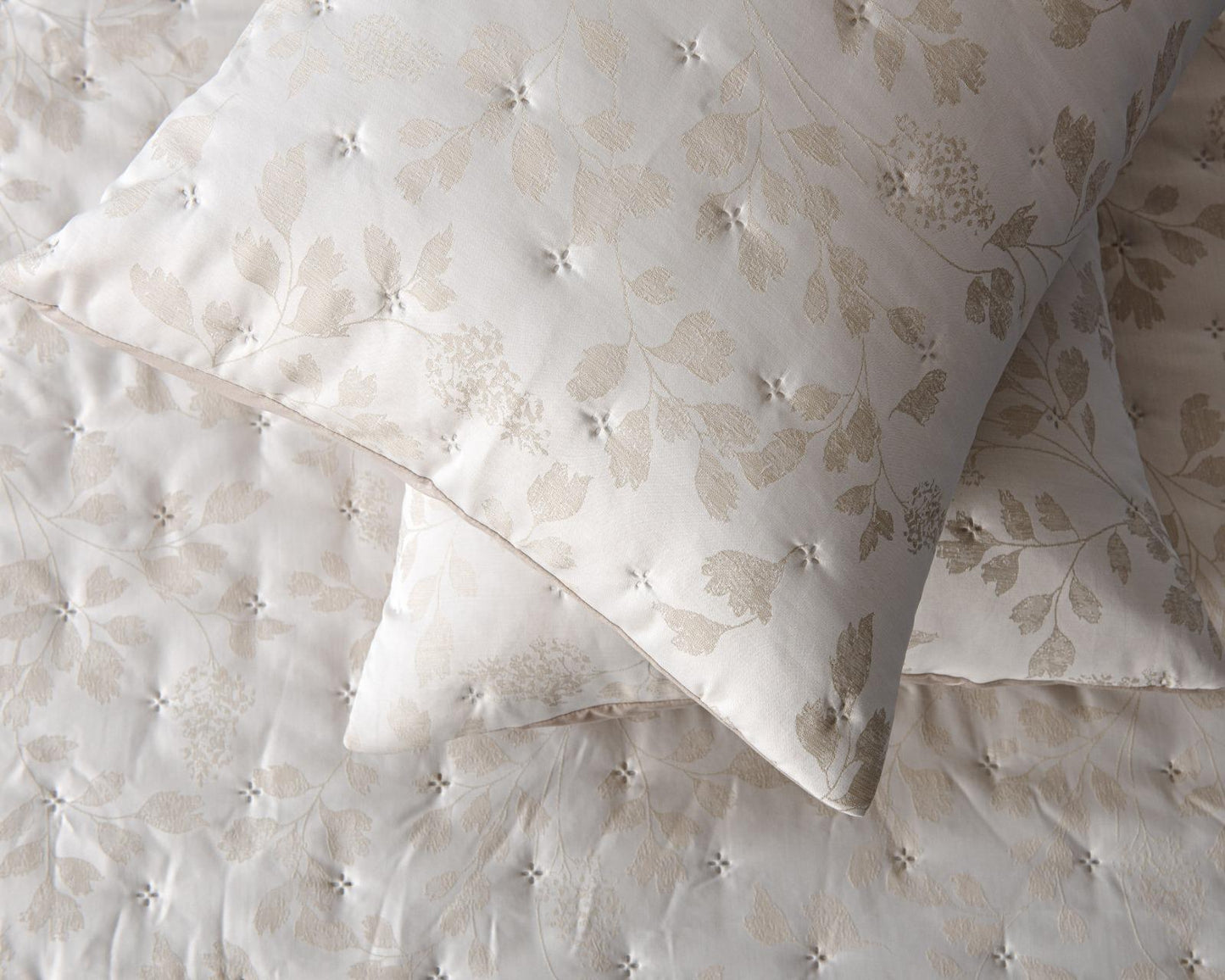 Colcha Valerie de Jacquard Floral con Dos Cojines Rellenos de 40x60 cm - Elegancia y Comodidad para Tu Hogar
