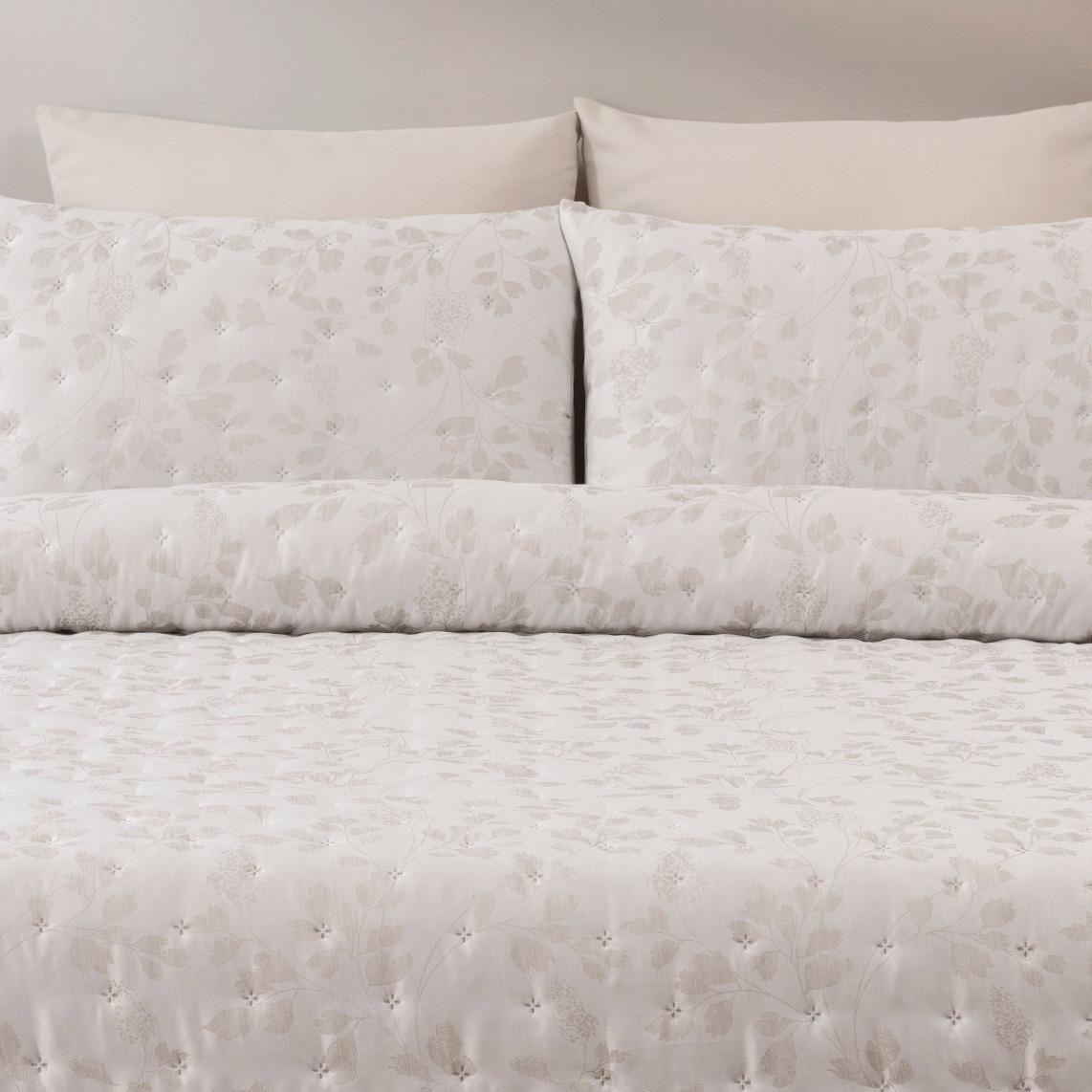 Colcha Valerie de Jacquard Floral con Dos Cojines Rellenos de 40x60 cm - Elegancia y Comodidad para Tu Hogar