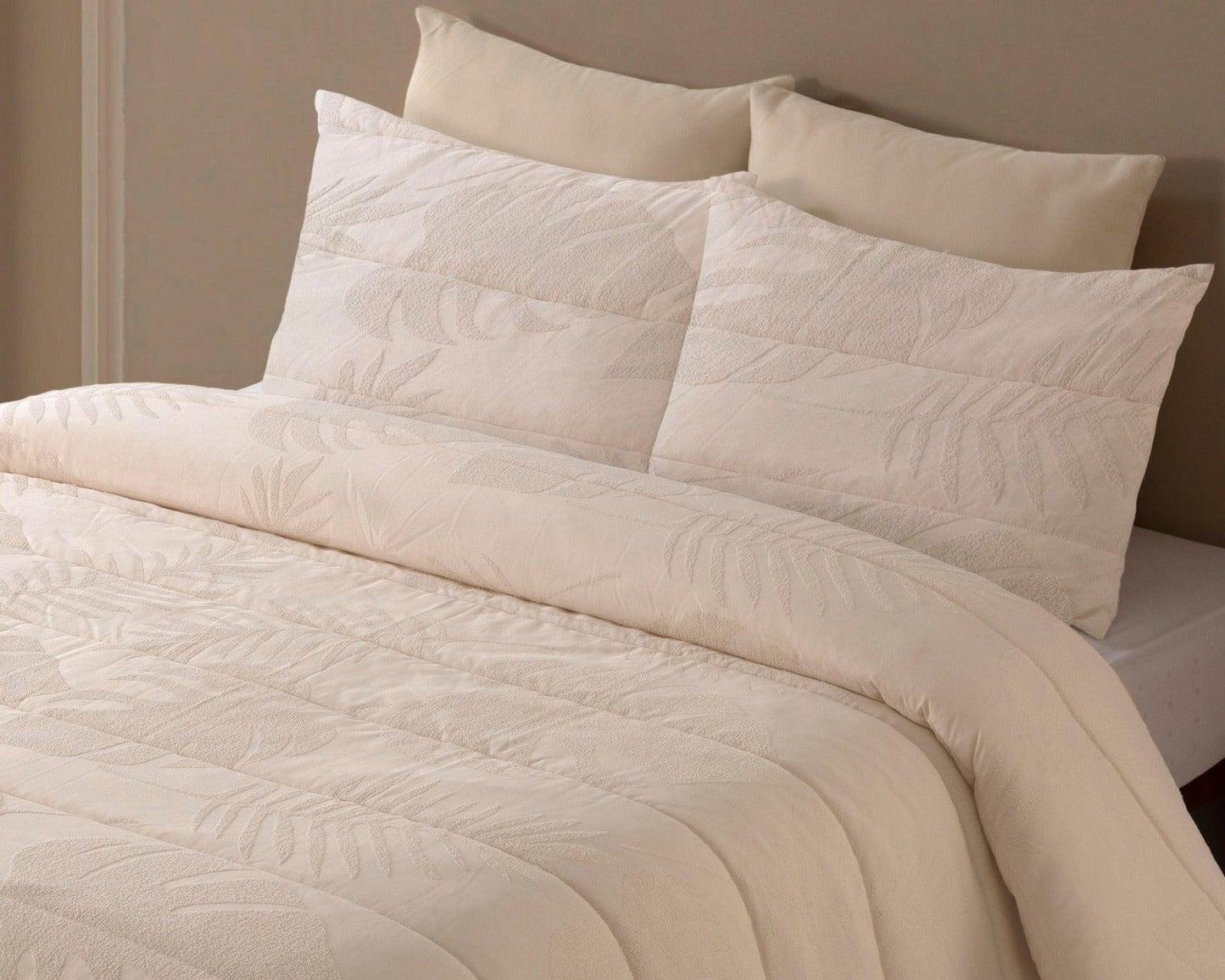 Colcha Noémie  Jacquard de Terciopelo con Relieve  Medida 250x270 cm + 2 Cojines Rellenos