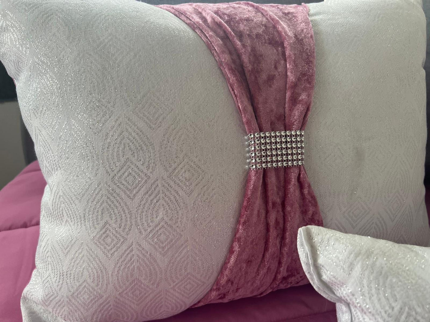 Edredon Crystal Brillo I Medidas 250x260 I Para camas de 150 I Incluye 3 cojines