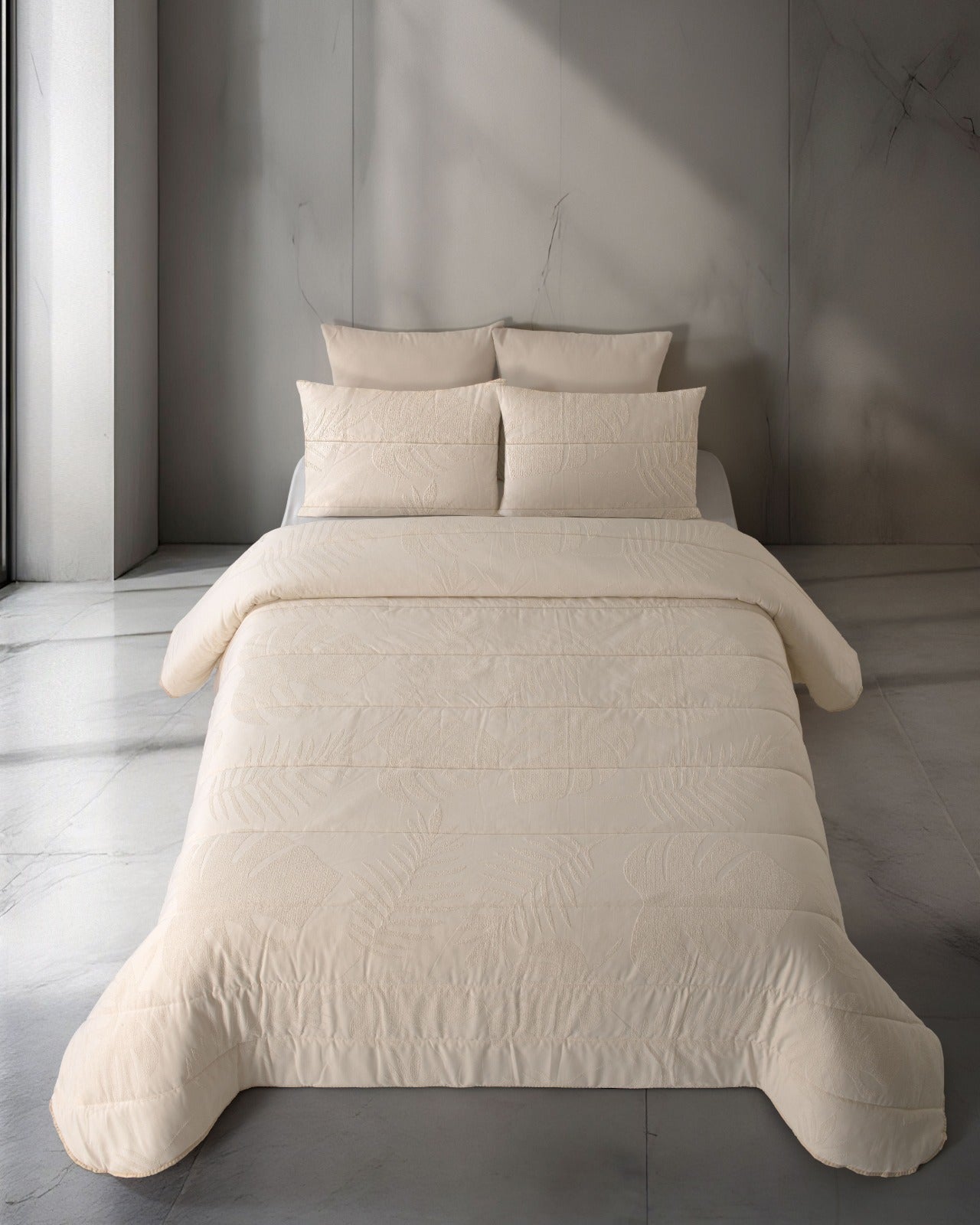 Colcha Noémie  Jacquard de Terciopelo con Relieve  Medida 250x270 cm + 2 Cojines Rellenos