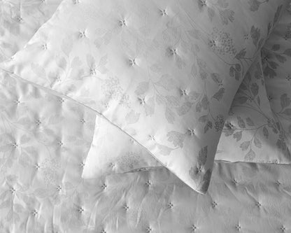 Colcha Valerie de Jacquard Floral con Dos Cojines Rellenos de 40x60 cm - Elegancia y Comodidad para Tu Hogar